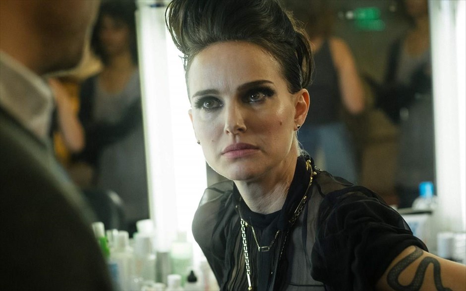 Vox Lux. Μια εκρηκτική ερμηνεία από τη Νάταλι Πόρτμαν στη δεύτερη μεγάλου μήκους ταινία του Μπράντι Κόρμπετ, που ακολουθεί τη σκανδαλώδη ζωή μιας ποπ σταρ με απροσδόκητη επιτυχία, την γεμάτη τρικυμίες σχέση με την κόρη της και τον αυταρχικό ατζέντη της, τον οποίο ερμηνεύει οΤζουντ Λο.