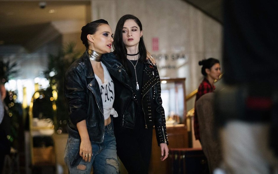 Vox Lux. Μια εκρηκτική ερμηνεία από τη Νάταλι Πόρτμαν στη δεύτερη μεγάλου μήκους ταινία του Μπράντι Κόρμπετ, που ακολουθεί τη σκανδαλώδη ζωή μιας ποπ σταρ με απροσδόκητη επιτυχία, την γεμάτη τρικυμίες σχέση με την κόρη της και τον αυταρχικό ατζέντη της, τον οποίο ερμηνεύει οΤζουντ Λο.