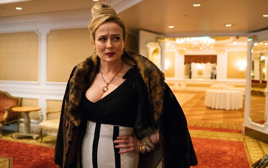 Vox Lux. Μια εκρηκτική ερμηνεία από τη Νάταλι Πόρτμαν στη δεύτερη μεγάλου μήκους ταινία του Μπράντι Κόρμπετ, που ακολουθεί τη σκανδαλώδη ζωή μιας ποπ σταρ με απροσδόκητη επιτυχία, την γεμάτη τρικυμίες σχέση με την κόρη της και τον αυταρχικό ατζέντη της, τον οποίο ερμηνεύει οΤζουντ Λο.
