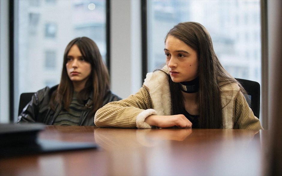 Vox Lux. Μια εκρηκτική ερμηνεία από τη Νάταλι Πόρτμαν στη δεύτερη μεγάλου μήκους ταινία του Μπράντι Κόρμπετ, που ακολουθεί τη σκανδαλώδη ζωή μιας ποπ σταρ με απροσδόκητη επιτυχία, την γεμάτη τρικυμίες σχέση με την κόρη της και τον αυταρχικό ατζέντη της, τον οποίο ερμηνεύει οΤζουντ Λο.