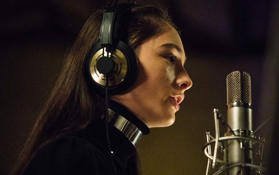 Vox Lux. Μια εκρηκτική ερμηνεία από τη Νάταλι Πόρτμαν στη δεύτερη μεγάλου μήκους ταινία του Μπράντι Κόρμπετ, που ακολουθεί τη σκανδαλώδη ζωή μιας ποπ σταρ με απροσδόκητη επιτυχία, την γεμάτη τρικυμίες σχέση με την κόρη της και τον αυταρχικό ατζέντη της, τον οποίο ερμηνεύει οΤζουντ Λο.