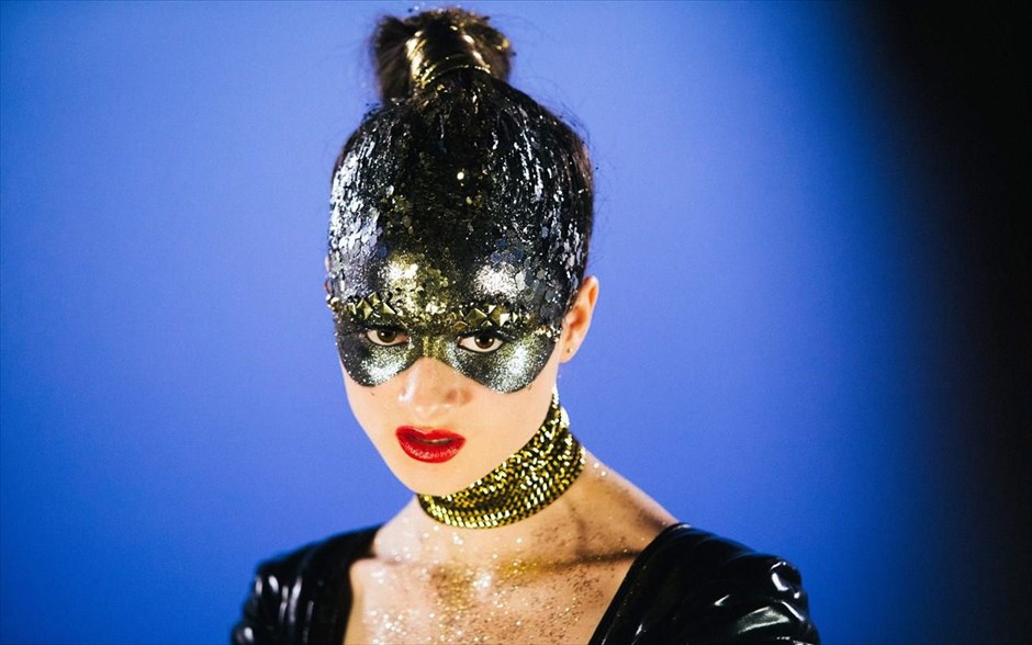 Vox Lux. Μια εκρηκτική ερμηνεία από τη Νάταλι Πόρτμαν στη δεύτερη μεγάλου μήκους ταινία του Μπράντι Κόρμπετ, που ακολουθεί τη σκανδαλώδη ζωή μιας ποπ σταρ με απροσδόκητη επιτυχία, την γεμάτη τρικυμίες σχέση με την κόρη της και τον αυταρχικό ατζέντη της, τον οποίο ερμηνεύει οΤζουντ Λο.