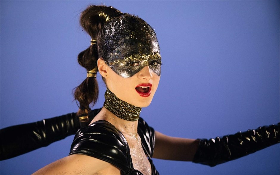 Vox Lux. Μια εκρηκτική ερμηνεία από τη Νάταλι Πόρτμαν στη δεύτερη μεγάλου μήκους ταινία του Μπράντι Κόρμπετ, που ακολουθεί τη σκανδαλώδη ζωή μιας ποπ σταρ με απροσδόκητη επιτυχία, την γεμάτη τρικυμίες σχέση με την κόρη της και τον αυταρχικό ατζέντη της, τον οποίο ερμηνεύει οΤζουντ Λο.
