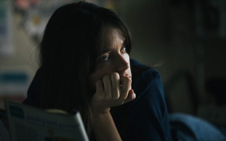 Vox Lux. Μια εκρηκτική ερμηνεία από τη Νάταλι Πόρτμαν στη δεύτερη μεγάλου μήκους ταινία του Μπράντι Κόρμπετ, που ακολουθεί τη σκανδαλώδη ζωή μιας ποπ σταρ με απροσδόκητη επιτυχία, την γεμάτη τρικυμίες σχέση με την κόρη της και τον αυταρχικό ατζέντη της, τον οποίο ερμηνεύει οΤζουντ Λο.