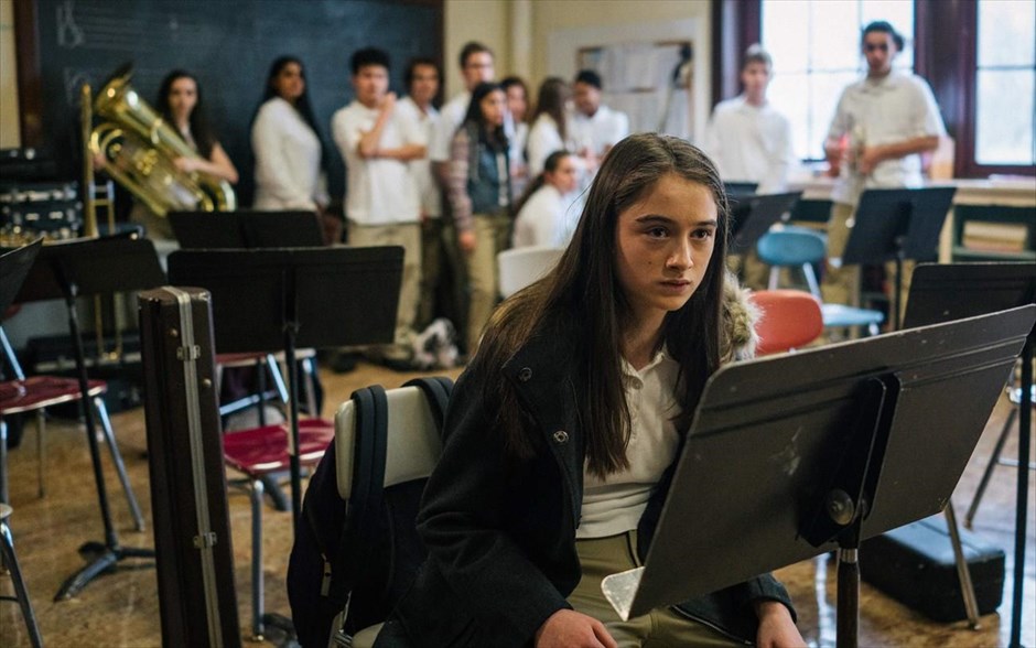 Vox Lux. Μια εκρηκτική ερμηνεία από τη Νάταλι Πόρτμαν στη δεύτερη μεγάλου μήκους ταινία του Μπράντι Κόρμπετ, που ακολουθεί τη σκανδαλώδη ζωή μιας ποπ σταρ με απροσδόκητη επιτυχία, την γεμάτη τρικυμίες σχέση με την κόρη της και τον αυταρχικό ατζέντη της, τον οποίο ερμηνεύει οΤζουντ Λο.