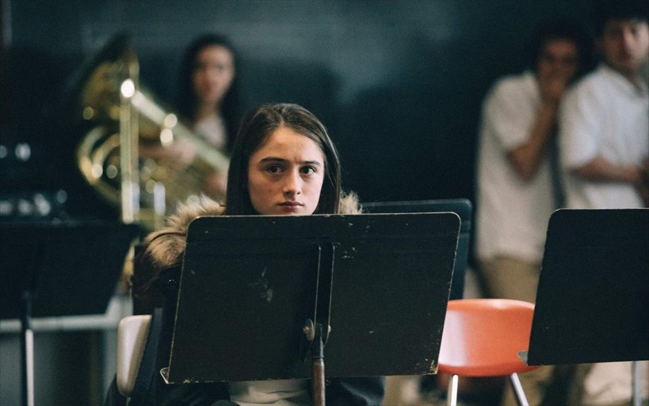 Vox Lux. Μια εκρηκτική ερμηνεία από τη Νάταλι Πόρτμαν στη δεύτερη μεγάλου μήκους ταινία του Μπράντι Κόρμπετ, που ακολουθεί τη σκανδαλώδη ζωή μιας ποπ σταρ με απροσδόκητη επιτυχία, την γεμάτη τρικυμίες σχέση με την κόρη της και τον αυταρχικό ατζέντη της, τον οποίο ερμηνεύει οΤζουντ Λο.