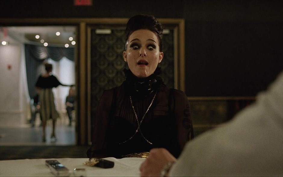 Vox Lux. Μια εκρηκτική ερμηνεία από τη Νάταλι Πόρτμαν στη δεύτερη μεγάλου μήκους ταινία του Μπράντι Κόρμπετ, που ακολουθεί τη σκανδαλώδη ζωή μιας ποπ σταρ με απροσδόκητη επιτυχία, την γεμάτη τρικυμίες σχέση με την κόρη της και τον αυταρχικό ατζέντη της, τον οποίο ερμηνεύει οΤζουντ Λο.