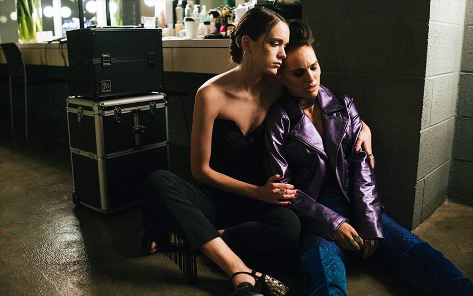 Vox Lux. Μια εκρηκτική ερμηνεία από τη Νάταλι Πόρτμαν στη δεύτερη μεγάλου μήκους ταινία του Μπράντι Κόρμπετ, που ακολουθεί τη σκανδαλώδη ζωή μιας ποπ σταρ με απροσδόκητη επιτυχία, την γεμάτη τρικυμίες σχέση με την κόρη της και τον αυταρχικό ατζέντη της, τον οποίο ερμηνεύει οΤζουντ Λο.