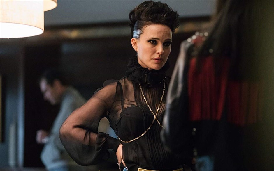 Vox Lux. Μια εκρηκτική ερμηνεία από τη Νάταλι Πόρτμαν στη δεύτερη μεγάλου μήκους ταινία του Μπράντι Κόρμπετ, που ακολουθεί τη σκανδαλώδη ζωή μιας ποπ σταρ με απροσδόκητη επιτυχία, την γεμάτη τρικυμίες σχέση με την κόρη της και τον αυταρχικό ατζέντη της, τον οποίο ερμηνεύει οΤζουντ Λο.