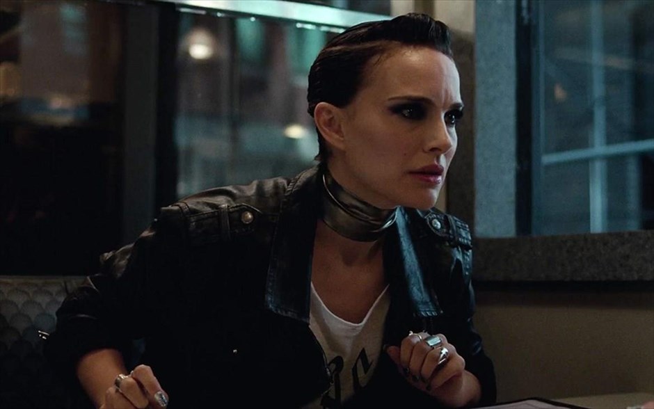 Vox Lux. Μια εκρηκτική ερμηνεία από τη Νάταλι Πόρτμαν στη δεύτερη μεγάλου μήκους ταινία του Μπράντι Κόρμπετ, που ακολουθεί τη σκανδαλώδη ζωή μιας ποπ σταρ με απροσδόκητη επιτυχία, την γεμάτη τρικυμίες σχέση με την κόρη της και τον αυταρχικό ατζέντη της, τον οποίο ερμηνεύει οΤζουντ Λο.