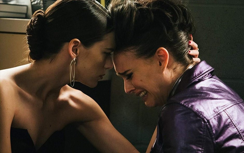 Vox Lux. Μια εκρηκτική ερμηνεία από τη Νάταλι Πόρτμαν στη δεύτερη μεγάλου μήκους ταινία του Μπράντι Κόρμπετ, που ακολουθεί τη σκανδαλώδη ζωή μιας ποπ σταρ με απροσδόκητη επιτυχία, την γεμάτη τρικυμίες σχέση με την κόρη της και τον αυταρχικό ατζέντη της, τον οποίο ερμηνεύει οΤζουντ Λο.