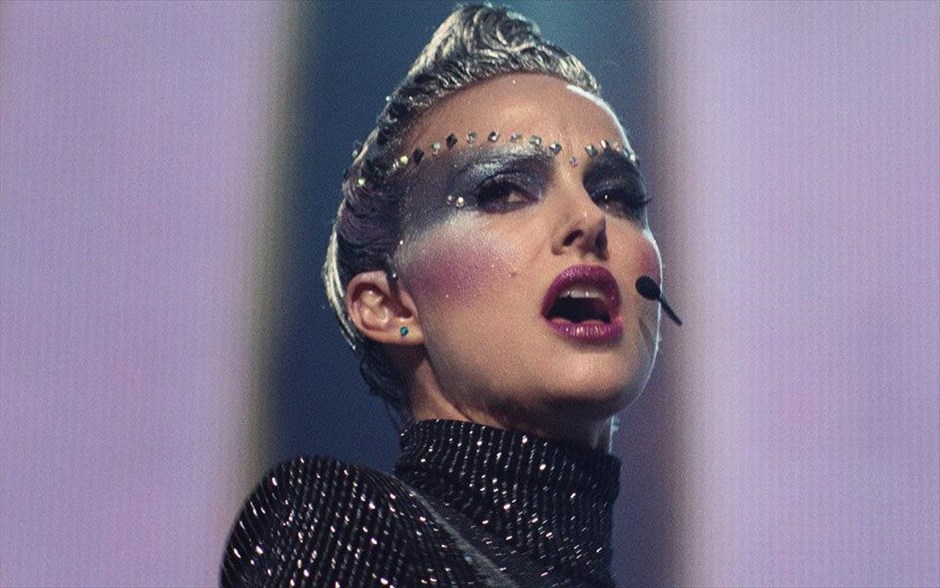 Vox Lux. Μια εκρηκτική ερμηνεία από τη Νάταλι Πόρτμαν στη δεύτερη μεγάλου μήκους ταινία του Μπράντι Κόρμπετ, που ακολουθεί τη σκανδαλώδη ζωή μιας ποπ σταρ με απροσδόκητη επιτυχία, την γεμάτη τρικυμίες σχέση με την κόρη της και τον αυταρχικό ατζέντη της, τον οποίο ερμηνεύει οΤζουντ Λο.