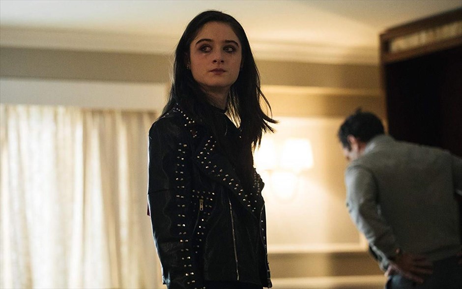 Vox Lux. Μια εκρηκτική ερμηνεία από τη Νάταλι Πόρτμαν στη δεύτερη μεγάλου μήκους ταινία του Μπράντι Κόρμπετ, που ακολουθεί τη σκανδαλώδη ζωή μιας ποπ σταρ με απροσδόκητη επιτυχία, την γεμάτη τρικυμίες σχέση με την κόρη της και τον αυταρχικό ατζέντη της, τον οποίο ερμηνεύει οΤζουντ Λο.