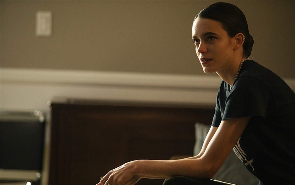 Vox Lux. Μια εκρηκτική ερμηνεία από τη Νάταλι Πόρτμαν στη δεύτερη μεγάλου μήκους ταινία του Μπράντι Κόρμπετ, που ακολουθεί τη σκανδαλώδη ζωή μιας ποπ σταρ με απροσδόκητη επιτυχία, την γεμάτη τρικυμίες σχέση με την κόρη της και τον αυταρχικό ατζέντη της, τον οποίο ερμηνεύει οΤζουντ Λο.
