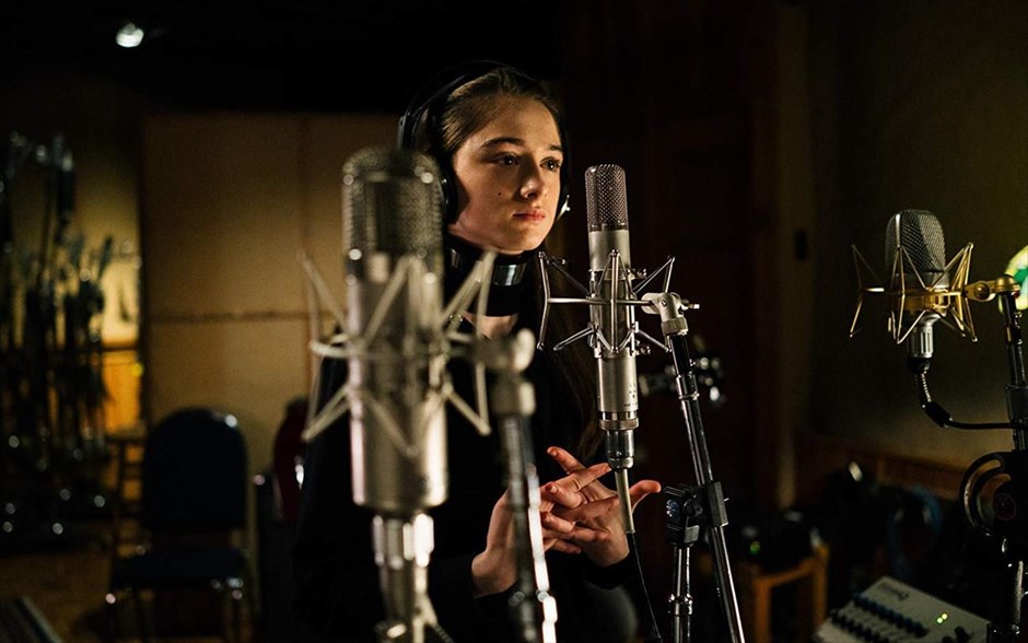 Vox Lux. Μια εκρηκτική ερμηνεία από τη Νάταλι Πόρτμαν στη δεύτερη μεγάλου μήκους ταινία του Μπράντι Κόρμπετ, που ακολουθεί τη σκανδαλώδη ζωή μιας ποπ σταρ με απροσδόκητη επιτυχία, την γεμάτη τρικυμίες σχέση με την κόρη της και τον αυταρχικό ατζέντη της, τον οποίο ερμηνεύει οΤζουντ Λο.