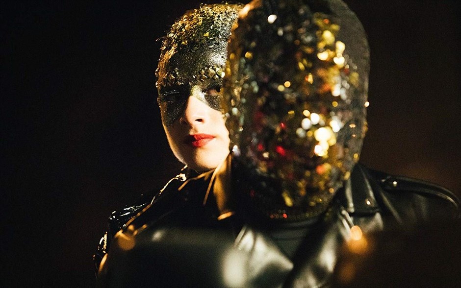 Vox Lux. Μια εκρηκτική ερμηνεία από τη Νάταλι Πόρτμαν στη δεύτερη μεγάλου μήκους ταινία του Μπράντι Κόρμπετ, που ακολουθεί τη σκανδαλώδη ζωή μιας ποπ σταρ με απροσδόκητη επιτυχία, την γεμάτη τρικυμίες σχέση με την κόρη της και τον αυταρχικό ατζέντη της, τον οποίο ερμηνεύει οΤζουντ Λο.