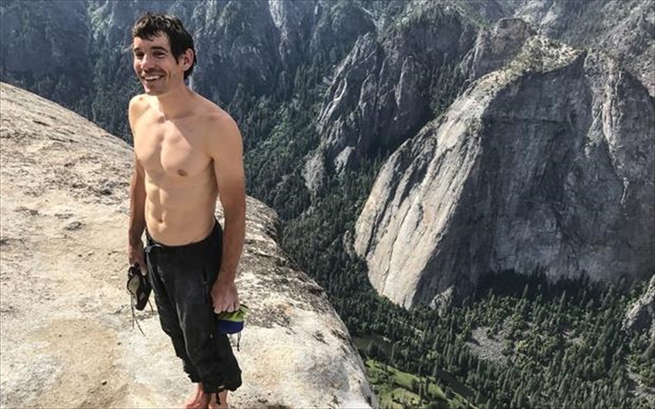 Free Solo. Το φετινό Όσκαρ καλύτερου ντοκιμαντέρ, μια από τις πιο συγκλονιστικές κινηματογραφικές εμπειρίες της χρονιάς, έχει θέμα την συναρπαστική απόπειρα του αναρριχητή Άλεξ Χόνολντ να ανέβει - δίχως σχοινιά - τον μεγαλύτερο κάθετο βράχο του κόσμου, ύψους 1000 μέτρων. Το Ελ Καπιτάν, στο Εθνικό Πάρκο Γιοσέμιτι στην Καλιφόρνια των ΗΠΑ, είναι μία από τις μεγαλύτερες προκλήσεις στον πλανήτη για κάθε αναρριχητή, εξαιτίας της κάθετης κλίσης του.