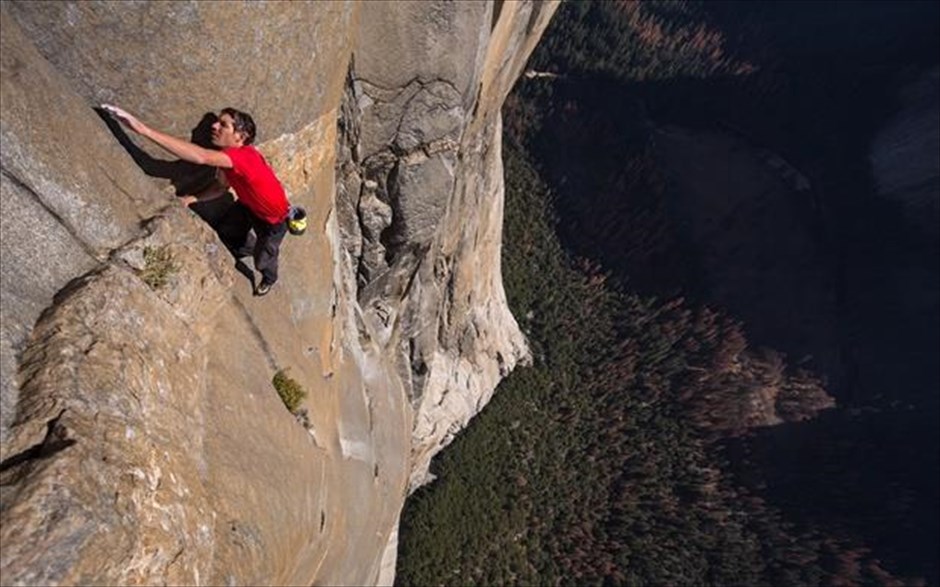 Free Solo. Το φετινό Όσκαρ καλύτερου ντοκιμαντέρ, μια από τις πιο συγκλονιστικές κινηματογραφικές εμπειρίες της χρονιάς, έχει θέμα την συναρπαστική απόπειρα του αναρριχητή Άλεξ Χόνολντ να ανέβει - δίχως σχοινιά - τον μεγαλύτερο κάθετο βράχο του κόσμου, ύψους 1000 μέτρων. Το Ελ Καπιτάν, στο Εθνικό Πάρκο Γιοσέμιτι στην Καλιφόρνια των ΗΠΑ, είναι μία από τις μεγαλύτερες προκλήσεις στον πλανήτη για κάθε αναρριχητή, εξαιτίας της κάθετης κλίσης του.