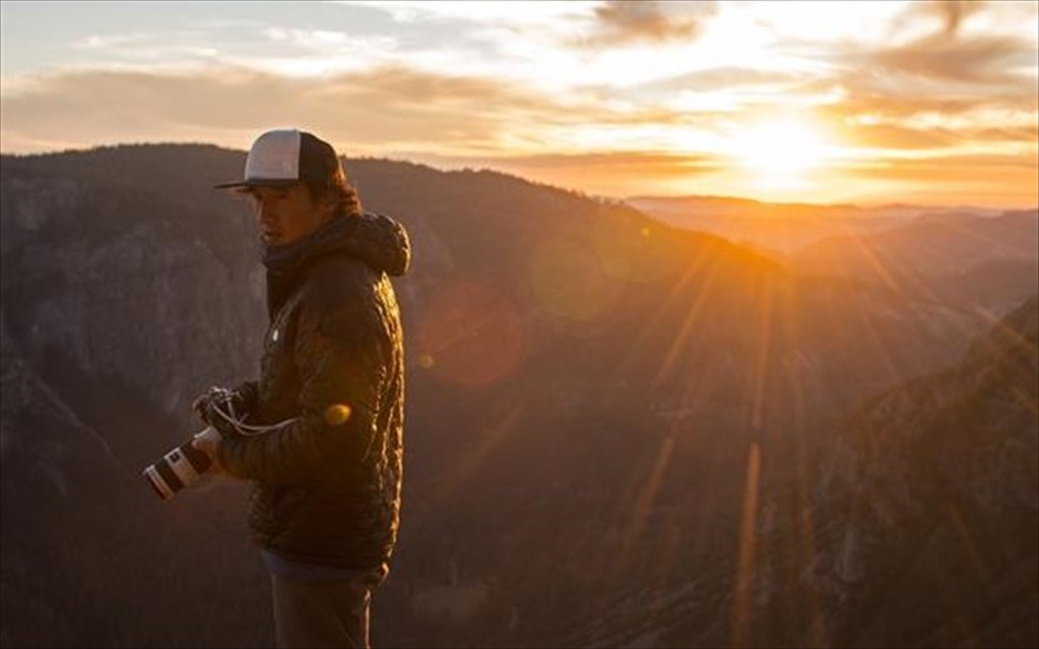 Free Solo. Το φετινό Όσκαρ καλύτερου ντοκιμαντέρ, μια από τις πιο συγκλονιστικές κινηματογραφικές εμπειρίες της χρονιάς, έχει θέμα την συναρπαστική απόπειρα του αναρριχητή Άλεξ Χόνολντ να ανέβει - δίχως σχοινιά - τον μεγαλύτερο κάθετο βράχο του κόσμου, ύψους 1000 μέτρων. Το Ελ Καπιτάν, στο Εθνικό Πάρκο Γιοσέμιτι στην Καλιφόρνια των ΗΠΑ, είναι μία από τις μεγαλύτερες προκλήσεις στον πλανήτη για κάθε αναρριχητή, εξαιτίας της κάθετης κλίσης του.
