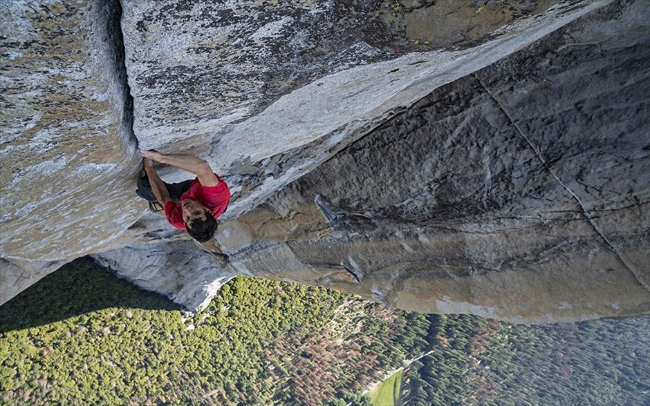 Free Solo. Το φετινό Όσκαρ καλύτερου ντοκιμαντέρ, μια από τις πιο συγκλονιστικές κινηματογραφικές εμπειρίες της χρονιάς, έχει θέμα την συναρπαστική απόπειρα του αναρριχητή Άλεξ Χόνολντ να ανέβει - δίχως σχοινιά - τον μεγαλύτερο κάθετο βράχο του κόσμου, ύψους 1000 μέτρων. Το Ελ Καπιτάν, στο Εθνικό Πάρκο Γιοσέμιτι στην Καλιφόρνια των ΗΠΑ, είναι μία από τις μεγαλύτερες προκλήσεις στον πλανήτη για κάθε αναρριχητή, εξαιτίας της κάθετης κλίσης του.