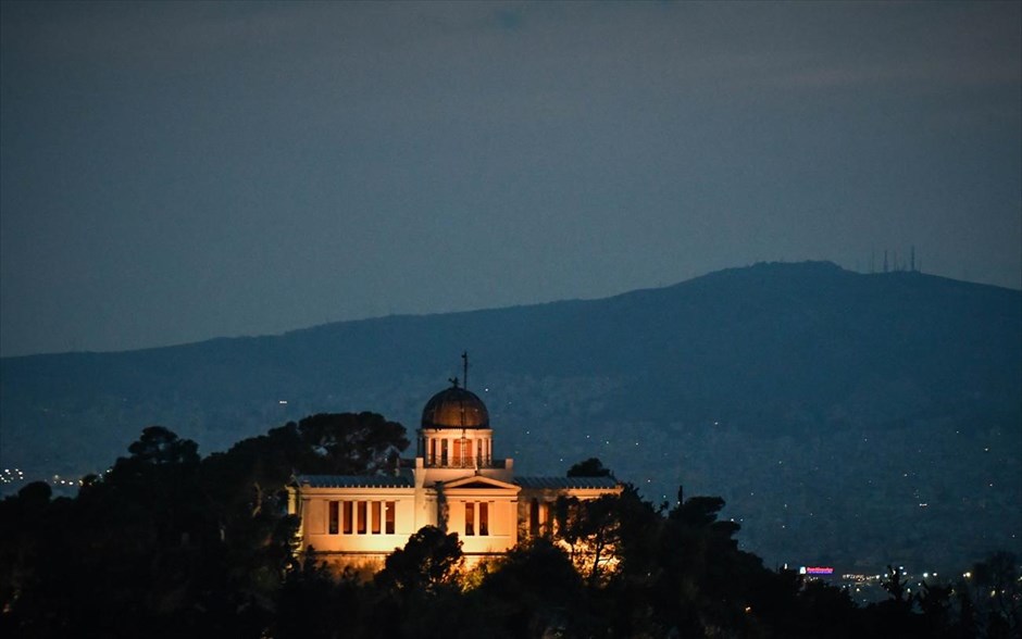 Φως στο σκοτάδι. Νυχτερινή άποψη του φωτισμένου Αστεροσκοπείου Αθηνών.