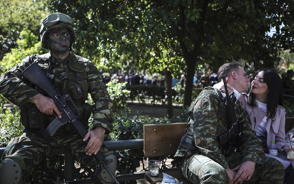 Ερωτική διάθεση στην παρέλαση . Στιγμιότυπο από τη στρατιωτική παρέλαση για την εθνική επέτειο της 25ης Μαρτίου στην Αθήνα.&nbsp;