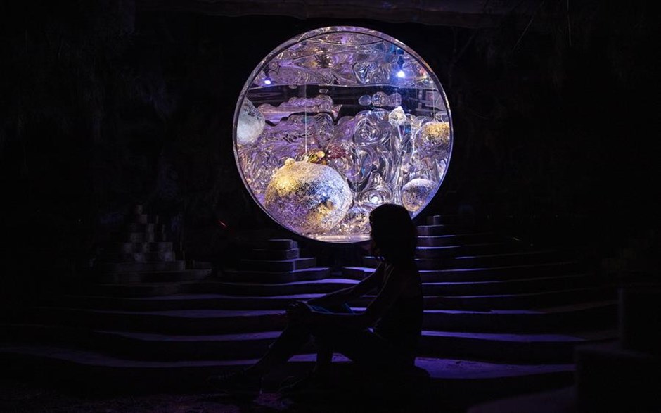Bombay Beach Biennale στην Καλιφόρνια. . Μία κοπέλα επισκέπτεται καλλιτεχνική εγκατάσταση η οποία παρουσιάζεται σε εγκαταλελειμμένο κτίριο στο πλαίσιο της&nbsp;Bombay Beach Biennale, στην Καλιφόρνια.&nbsp;