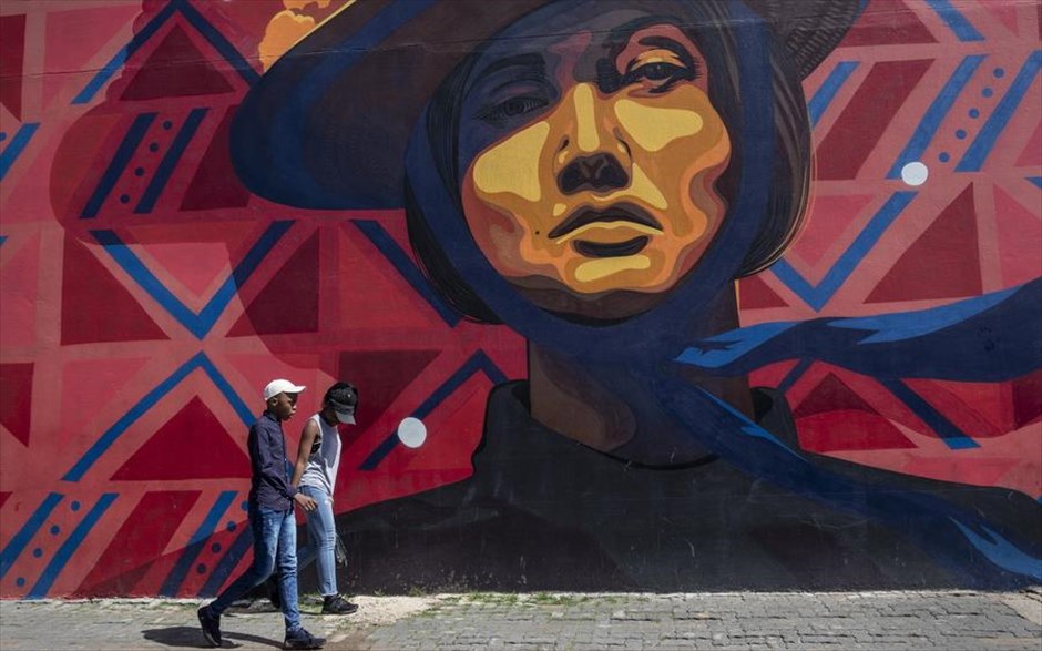 Street art στο Γιοχάνεσμπουργκ. Κόσμος περνάει μπροστά από τοιχογραφία σε κτίριο στο&nbsp;Γιοχάνεσμπουργκ, στη Νότια Αφρκή.&nbsp;