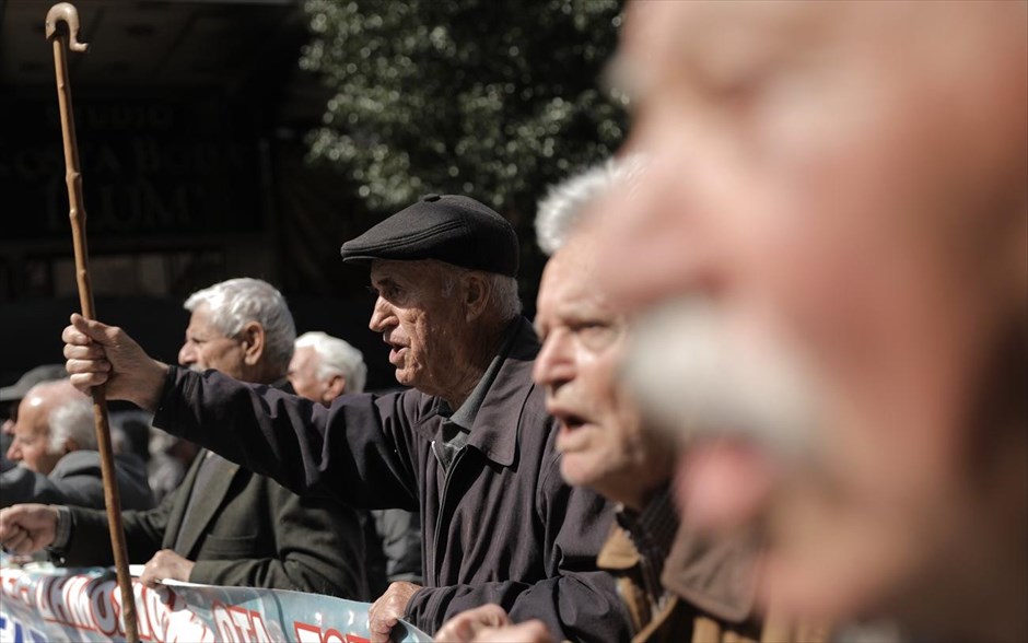 Συλλαλητήριο συνταξιούχων στην Αθήνα. Στιγμιότυπο από το&nbsp;παναττικό συλλαλητήριο συνταξιούχων στο κέντρο της Αθήνας.&nbsp;Μεταξύ άλλων οι συνταξιούχοι διεκδικούν: κατάργηση «όλων των αντιασφαλιστικών - αντιεργατικών νόμων που έχουν ψηφιστεί από όλες τις κυβερνήσεις», άμεση απόδοση της 13ης και 14ης σύνταξης, απόδοση των αναδρομικών σε όλους τους συνταξιούχους, διατήρηση του αφορολόγητου ορίου και των οικογενειακών επιδομάτων και δωρεάν υγεία - περίθαλψη.