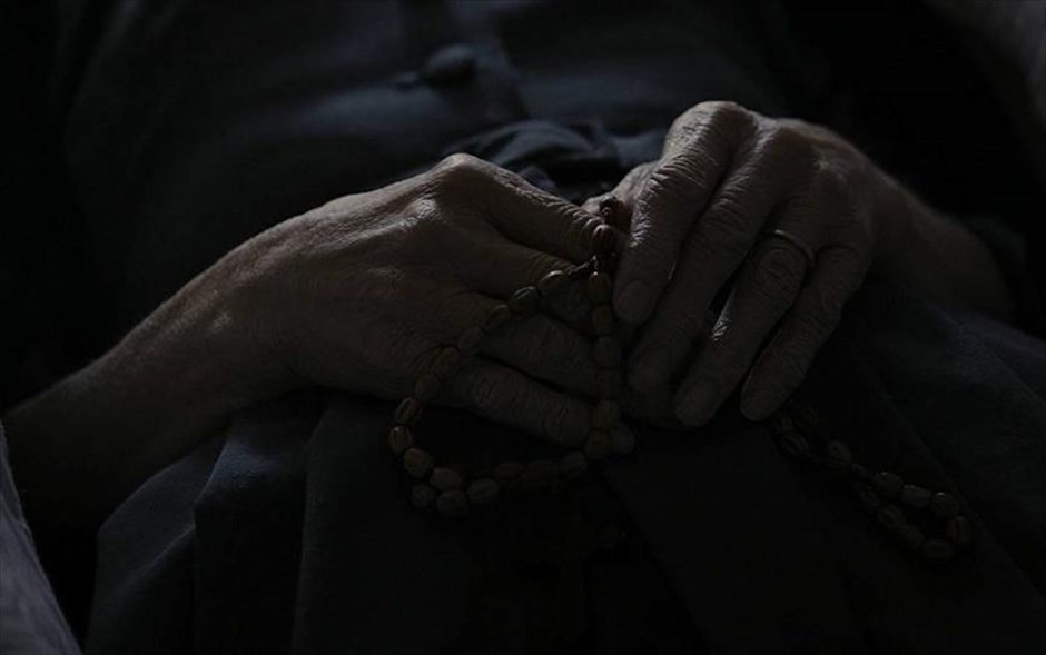 Η Τρύπα. Στην ταινία τρόμου -του πρωτοεμφανιζόμενου Ιρλανδού Λι Κρόνιν- μια νεαρή μητέρα μετακομίζει με τον γιο της σε ένα απομακρυσμένο σπίτι επαρχιακής πόλης. Εκεί, ο μικρός θα εξαφανιστεί στιγμιαία στο κοντινό δάσος, και η μητέρα εκτός από το παιδί της ανακαλύπτει και μια μυστηριώδη τρύπα. Η παράξενη συμπεριφορά που αναπτύσσει ο γιος της, την κάνουν να αναρωτιέται αν επέστρεψε πραγματικά ο ίδιος.
