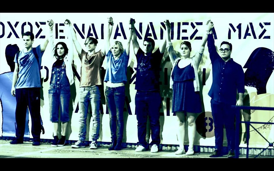 Ελεύθερο Θέμα. Στο κοινωνικό δράμα της Στέλλας Θεοδωράκη, με τη Θεοδώρα Τζήμου, η Ίρις, καθηγήτρια στη Σχολή Καλών Τεχνών, δίνει στους οκτώ φοιτητές της μια άσκηση με ελεύθερο θέμα, με σκοπό την ωρίμανσή τους, σε μια περίοδο αμφισβήτησης των κοινωνικών αξιών. Η ομάδα ενθουσιάζεται με την ιδέα της ελεύθερης επιλογής και δημιουργεί ένα «εργαστήριο φαντασίας» χωρίς όρια.