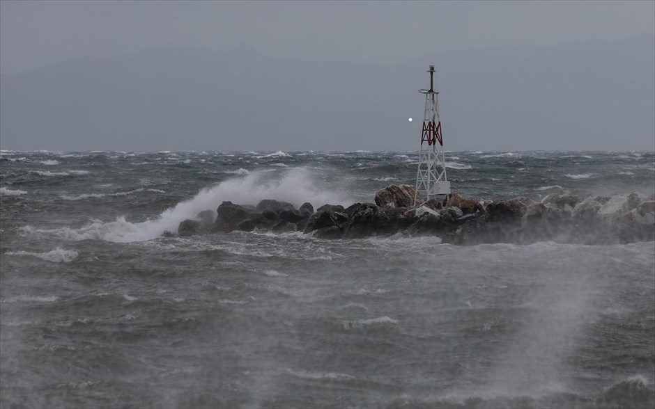 Όσα παίρνει ο άνεμος. Απαγορευτικό απόπλου και σήμερα λόγω των θυελλωδών ανέμων.