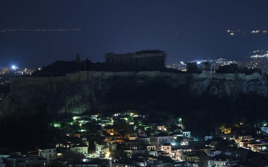Έσβησαν τα φώτα στον Ιερό Βράχο. Ο ναός του Παρθενώνα χωρίς φώτα, καθώς αυτά&nbsp;έσβησαν στην Ακρόπολη, για την Ώρα της Γης.