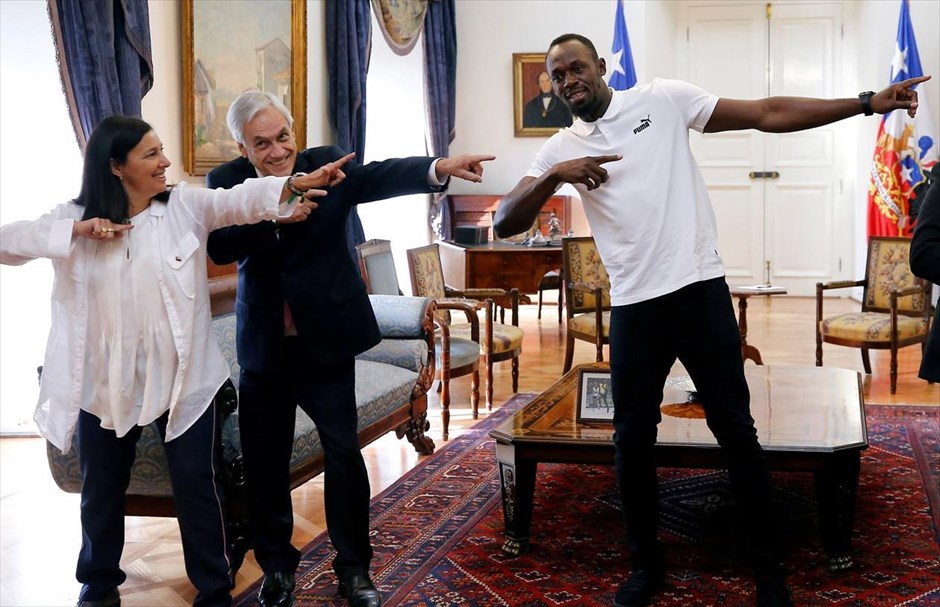 Χαλαρή ατμόσφαιρα στην Χιλή. Ο πρόεδρος της Χιλής Σεμπαστιάν Πινιέρα, μιμείται την χαρακτηριστική κίνηση του Γιουσέιν Μπολτ, κατά την επίσκεψη του τελευταίου στο Σαντιάγο.