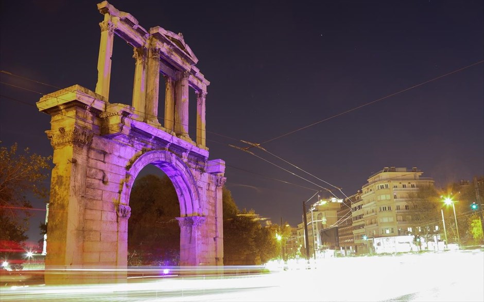 Φωταγώγηση της Πύλης του Αδριανού. Η Πύλη&nbsp;του Αδριανού φωταγωγήθηκε για την παγκόσμια ημέρα ενημέρωσης και ευαισθητοποίησης για τον αυτισμό.