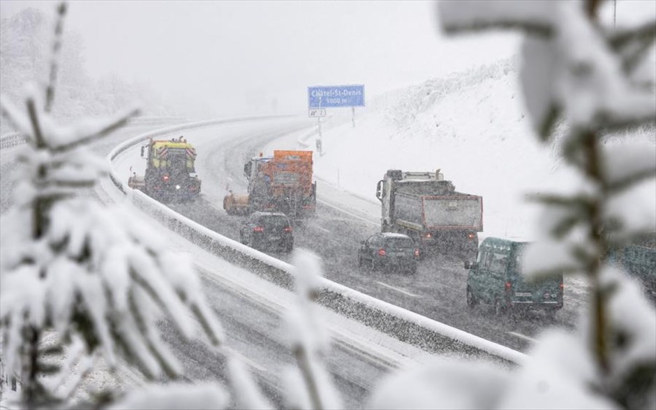 Τα χιόνια καλά κρατούν. Εκχιονιστικά μηχανήματα καθαρίζουν τον δρόμο στο Saint-Legier της Ελβετίας.