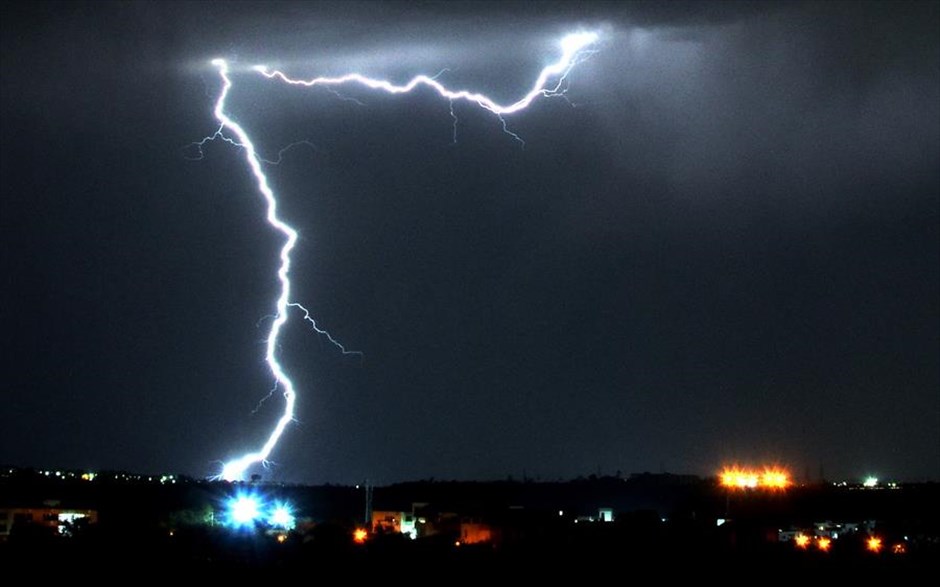 Φωτίστηκε ο ουρανός στο Μποπάλ. Αστραπές φωτίζουν τον ουρανό κατά την διάρκεια καταιγίδας κεραυνών, στο Μποπάλ της Ινδίας.
