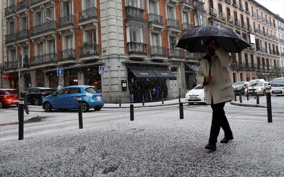 Λίγος Απρίλιος τον χειμώνα. Ένας άνδρας περπατάει σε δρόμο της Μαδρίτης, ο οποίος είναι καλυμμένος με χαλάζι. Σε επαρχίες της Ισπανίας μάλιστα, σημειώθηκε και χιονόπτωση.