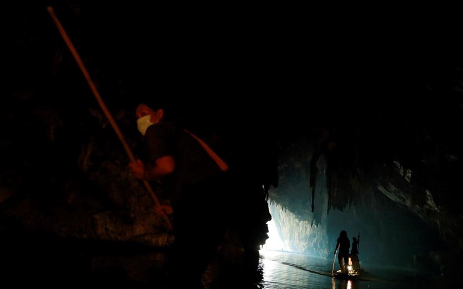 Κλειστοφοβική ξενάγηση. Τουρίστες επισκέπτονται το Σπήλαιο Tham Lot στην Ταϊλάνδη.