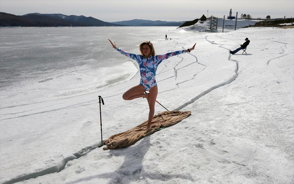 Γιόγκα στον πάγο . Η αθλήτρια Yulia Boyarintseva κάνει γιόγκα στον παγωμένο ποταμό Γενισέι, έξω από το Κρασνογιάρσκ της Ρωσίας. 