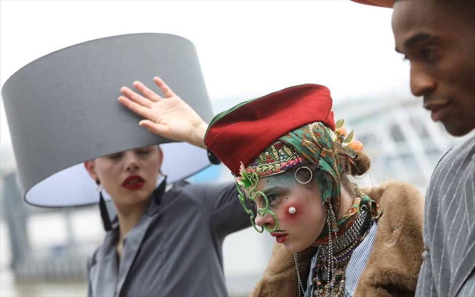 «Hat Walk» στο Λονδίνο. Συμμετέχοντες στο «Hat Walk» του Λονδίνου ποζάρουν για φωτογραφίες.