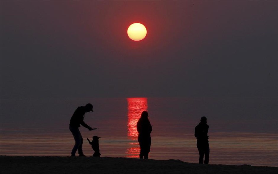 Ηλιοβασίλεμα στην Λετονία. Απολαμβάνοντας το ηλιοβασίλεμα στις ακτές της Βαλτικής.