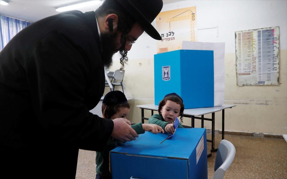 Εκλογές στο Ισραήλ. Υπερορθόδοξος Εβραίος ασκεί τα εκλογικά του δικαιώματα σε εκλογικό κέντρο στην Ιερουσαλήμ καθώς ψηφίζουν σήμερα οι&nbsp;Ισραηλινοί για τις πρόωρες βουλευτικές εκλογές, οι οποίες θα κρίνουν εάν θα συνεχιστεί η μακρόχρονη απόλυτη κυριαρχία του Μπενιαμίν Νετανιάχου στην πολιτική σκηνή της χώρας ή αν θα υπάρξει πολιτική αλλαγή με τον αντίπαλό του - απόστρατο στρατηγό - Μπένι Γκαντς.