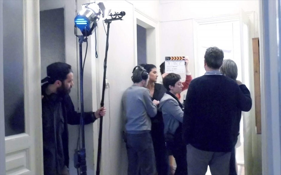 Η τέχνη καταστρέφει . H νέα ταινία του Νίκου Κορνήλιου αποτελεί διάλογο ανάμεσα στη ζωή και την τέχνη, με επίκεντρο έναν πατέρα και τις δύο κόρες του, που ουσιαστικά δεν γνώρισε ποτέ.