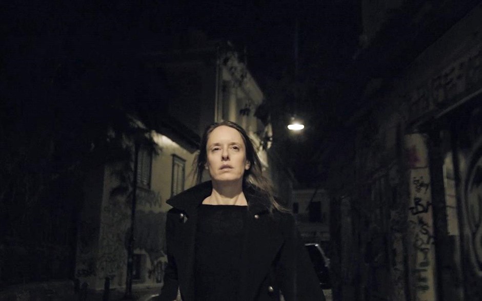 Η τέχνη καταστρέφει. H νέα ταινία του Νίκου Κορνήλιου αποτελεί διάλογο ανάμεσα στη ζωή και την τέχνη, με επίκεντρο έναν πατέρα και τις δύο κόρες του, που ουσιαστικά δεν γνώρισε ποτέ.