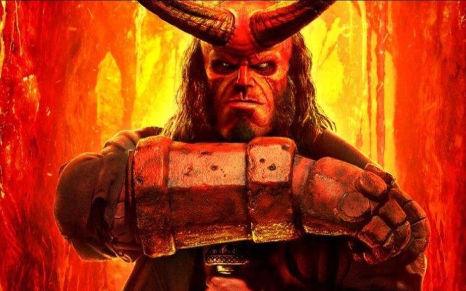 Hellboy . Ο κόμικς υπερήρωας από τον Κάτω Κόσμο, ο Hellboy του Μάικ Μινόλα, αποκτά νέα κινηματογραφική εικόνα. Δέκα χρόνια μετά την τελευταία του εμφάνιση στη μεγάλη οθόνη, διά χειρός Γκιγέρμο ντελ Τόρο («Hellboy 2: Η Χρυσή Στρατιά»), ο δαίμονας επιστρέφει, πιο βίαιος, πιο αιμοδιψής και πιο σαρκαστικός από ποτέ, αλλά χωρίς τη μορφή του Ρον Πέρλμαν.