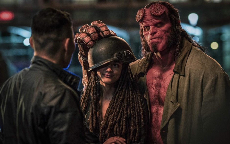 Hellboy . Ο κόμικς υπερήρωας από τον Κάτω Κόσμο, ο Hellboy του Μάικ Μινόλα, αποκτά νέα κινηματογραφική εικόνα. Δέκα χρόνια μετά την τελευταία του εμφάνιση στη μεγάλη οθόνη, διά χειρός Γκιγέρμο ντελ Τόρο («Hellboy 2: Η Χρυσή Στρατιά»), ο δαίμονας επιστρέφει, πιο βίαιος, πιο αιμοδιψής και πιο σαρκαστικός από ποτέ, αλλά χωρίς τη μορφή του Ρον Πέρλμαν.