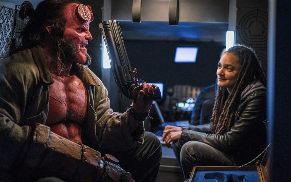 Hellboy . Ο κόμικς υπερήρωας από τον Κάτω Κόσμο, ο Hellboy του Μάικ Μινόλα, αποκτά νέα κινηματογραφική εικόνα. Δέκα χρόνια μετά την τελευταία του εμφάνιση στη μεγάλη οθόνη, διά χειρός Γκιγέρμο ντελ Τόρο («Hellboy 2: Η Χρυσή Στρατιά»), ο δαίμονας επιστρέφει, πιο βίαιος, πιο αιμοδιψής και πιο σαρκαστικός από ποτέ, αλλά χωρίς τη μορφή του Ρον Πέρλμαν.