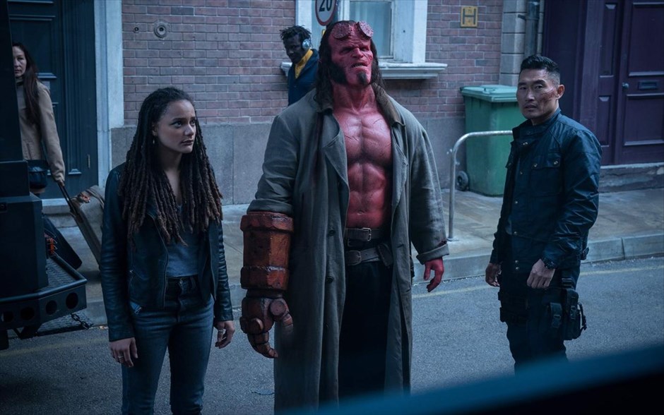 Hellboy . Ο κόμικς υπερήρωας από τον Κάτω Κόσμο, ο Hellboy του Μάικ Μινόλα, αποκτά νέα κινηματογραφική εικόνα. Δέκα χρόνια μετά την τελευταία του εμφάνιση στη μεγάλη οθόνη, διά χειρός Γκιγέρμο ντελ Τόρο («Hellboy 2: Η Χρυσή Στρατιά»), ο δαίμονας επιστρέφει, πιο βίαιος, πιο αιμοδιψής και πιο σαρκαστικός από ποτέ, αλλά χωρίς τη μορφή του Ρον Πέρλμαν.