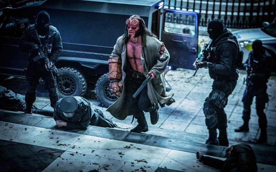 Hellboy . Ο κόμικς υπερήρωας από τον Κάτω Κόσμο, ο Hellboy του Μάικ Μινόλα, αποκτά νέα κινηματογραφική εικόνα. Δέκα χρόνια μετά την τελευταία του εμφάνιση στη μεγάλη οθόνη, διά χειρός Γκιγέρμο ντελ Τόρο («Hellboy 2: Η Χρυσή Στρατιά»), ο δαίμονας επιστρέφει, πιο βίαιος, πιο αιμοδιψής και πιο σαρκαστικός από ποτέ, αλλά χωρίς τη μορφή του Ρον Πέρλμαν.